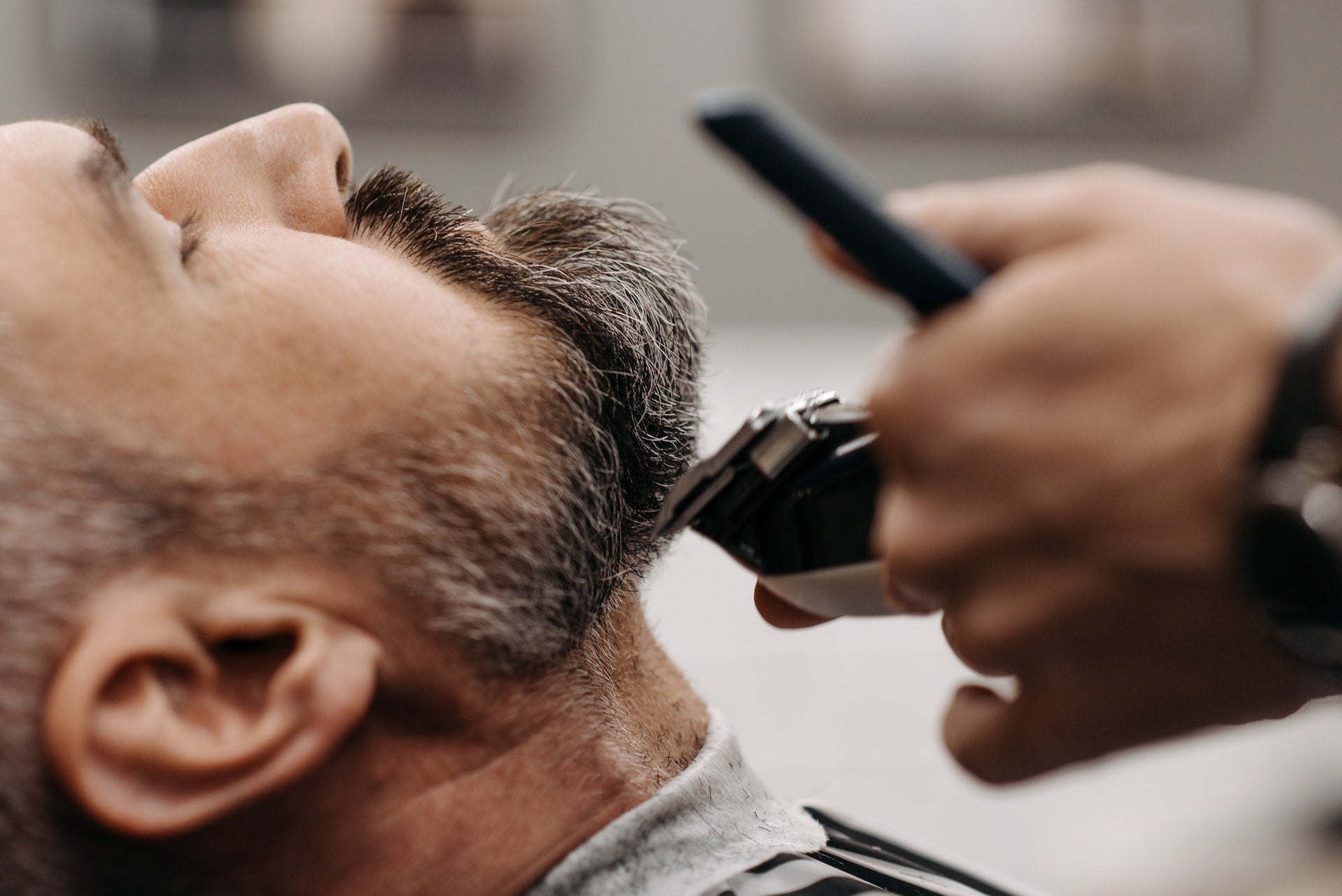 Actor Useing Trimmer How to use the trimmer correctly | Bombay Shaving Company
